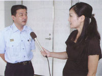 熱中症の予防法等について分かりやすく説明する鹿児島市消防局の肥後消防司令(左)と和田由樹健康リポーター
