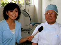 （社）鹿児島県歯科医師会の四元貢会長（写真右）と、健康リポーターの和田由樹さん（写真左）