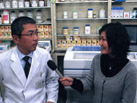 薬の飲み合わせ等について説明する薬剤師会理事の下田健一先生（写真左）と和田由樹健康リポーター（写真右）
