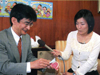 入れ歯のお手入れ方法について、実物を使って分かりやすく説明する西園先生（写真左）と和田由樹健康リポーター