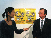 新型インフルエンザ予防の取り組みについて説明する西課長（写真右）と和田由樹健康リポーター