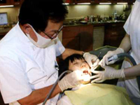 歯垢が固まった歯石は歯ブラシで除去できない。歯科医や歯科衛生士による定期的なチェックとクリーニングが大切