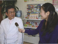 「信頼できる薬局や薬剤師をぜひ見つけて、かかりつけにしてほしい」と話す阿久根先生(左)と和田由樹健康リポーター