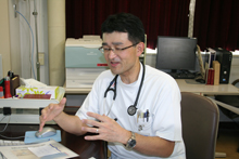 年々増えている慢性透析患者。鹿児島県では、３２７人に１人が透析患者にと話す野﨑先生。
